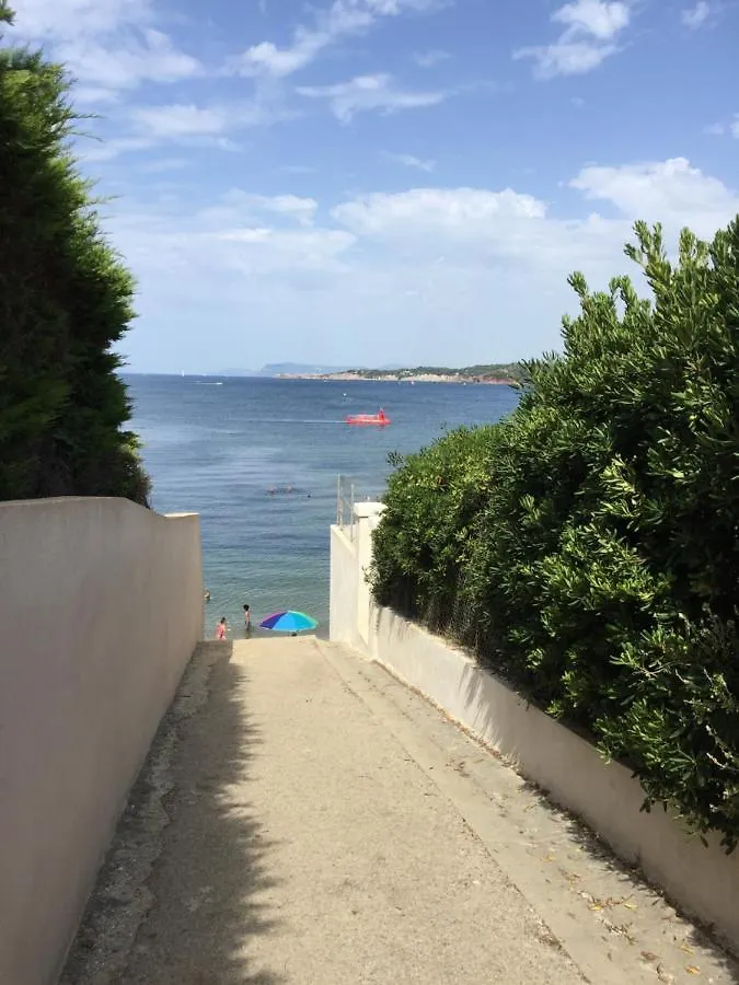 T2 terrasse 20m2 climatisé à 1mn chrono à pied de la plage , mer et sentier du littoral terrasse 20 m2 vue mer Six-Fours-les-Plages