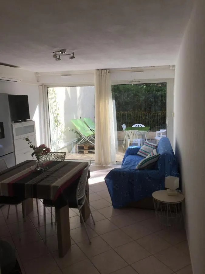 T2 terrasse 20m2 climatisé à 1mn chrono à pied de la plage , mer et sentier du littoral terrasse 20 m2 vue mer Six-Fours-les-Plages Appartement