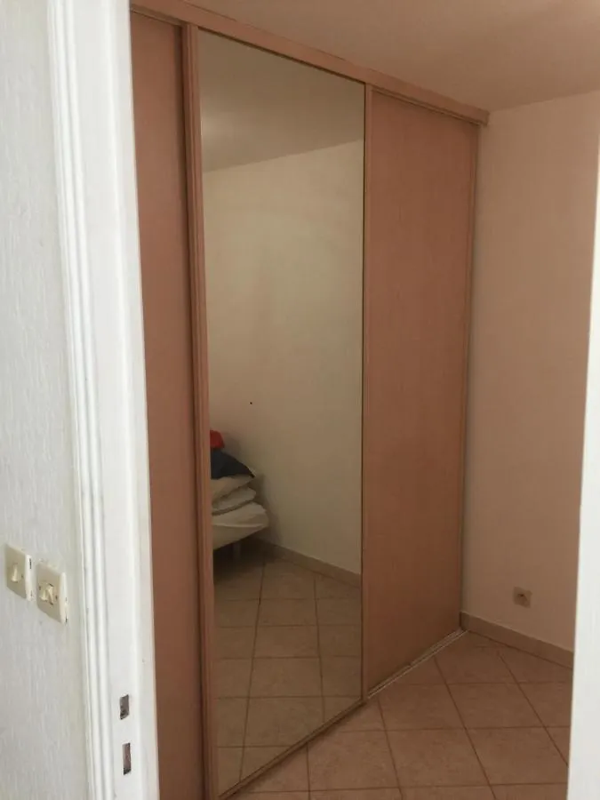 Appartement T2 terrasse 20m2 climatisé à 1mn chrono à pied de la plage , mer et sentier du littoral terrasse 20 m2 vue mer Six-Fours-les-Plages