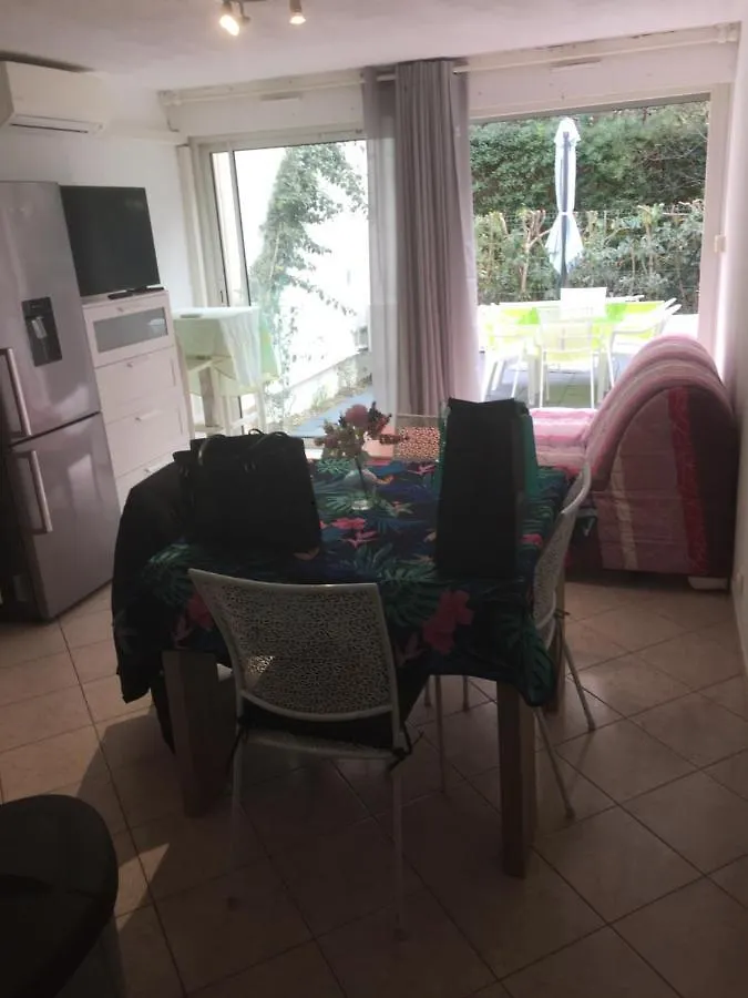 Appartement T2 terrasse 20m2 climatisé à 1mn chrono à pied de la plage , mer et sentier du littoral terrasse 20 m2 vue mer Six-Fours-les-Plages