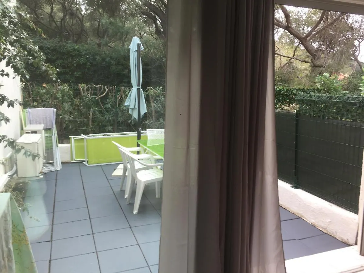 Appartement T2 terrasse 20m2 climatisé à 1mn chrono à pied de la plage , mer et sentier du littoral terrasse 20 m2 vue mer Six-Fours-les-Plages