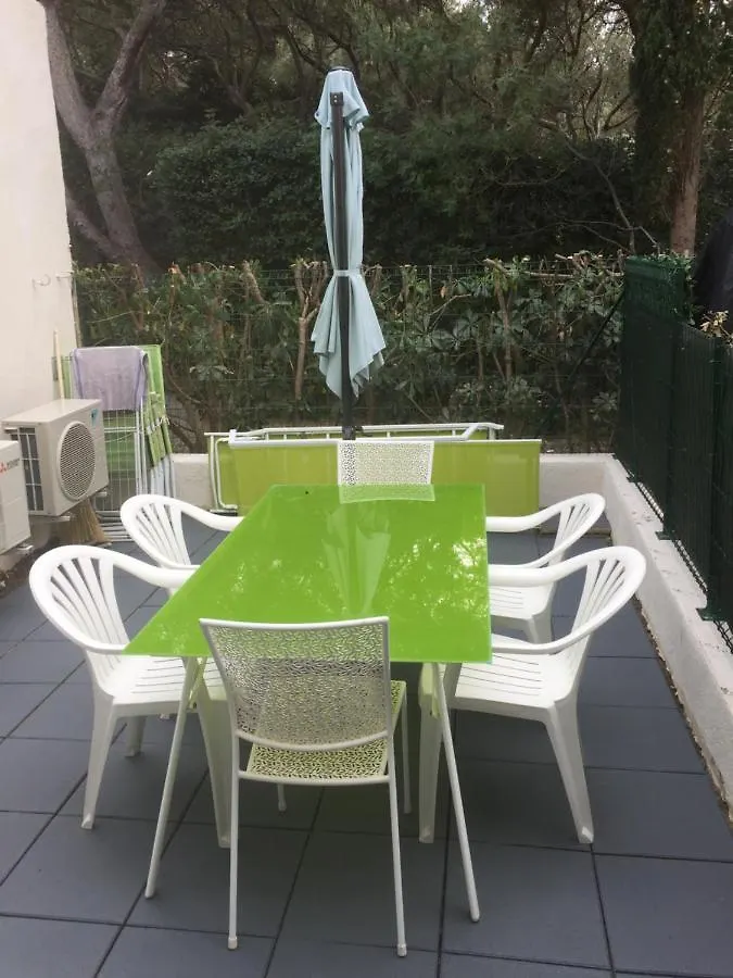 T2 terrasse 20m2 climatisé à 1mn chrono à pied de la plage , mer et sentier du littoral terrasse 20 m2 vue mer Six-Fours-les-Plages Appartement