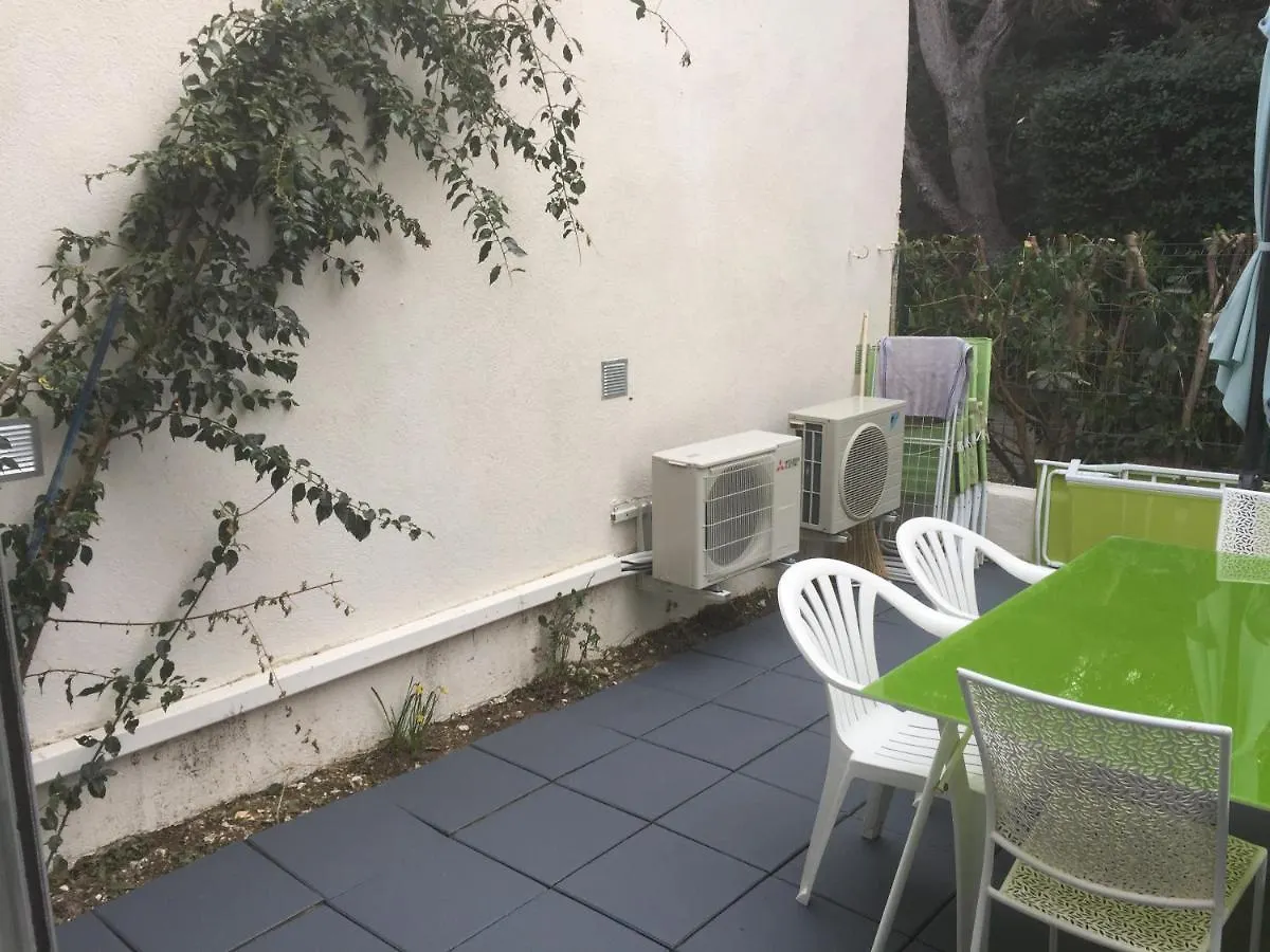 Marina Cap Negre: Beachfront Apartment with Sea View Terrace Six-Fours-les-Plages