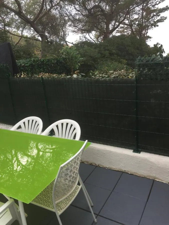 Marina Cap Negre: Beachfront Apartment with Sea View Terrace Six-Fours-les-Plages