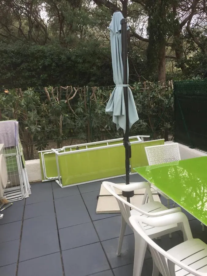 Marina Cap Negre: Beachfront Apartment with Sea View Terrace Six-Fours-les-Plages 0*,  France
